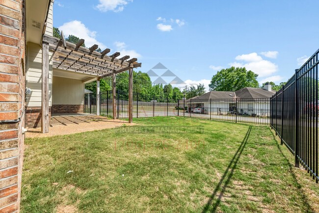 Building Photo - 7005 Robin's Nest Dr