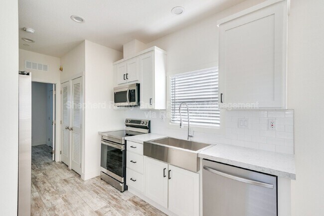 Building Photo - 15914 Dauchy Ave