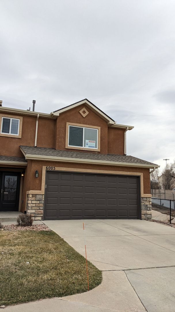 Building Photo - 3 BED/2.5 BATH END UNIT TOWNHOME W/PATIO & 2-CAR GARAGE!