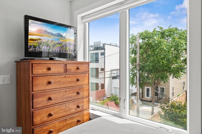 Building Photo - 919 12th St NE