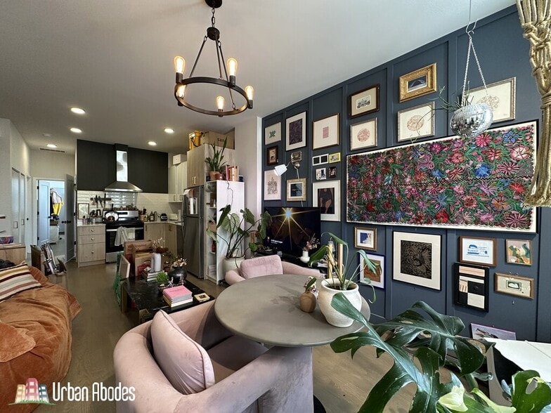 Building Photo - 841 N Mozart St