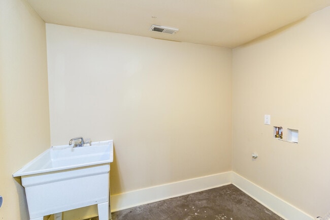 Building Photo - Updated and Fresh 3  Bedroom 2 Bath in Des...