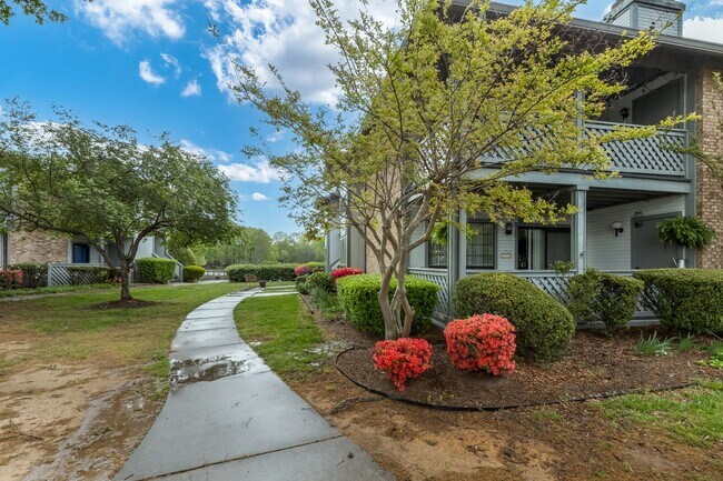 Building Photo - Discover Your Lakeside Oasis: 2 Bedroom Condo at Harris Lake