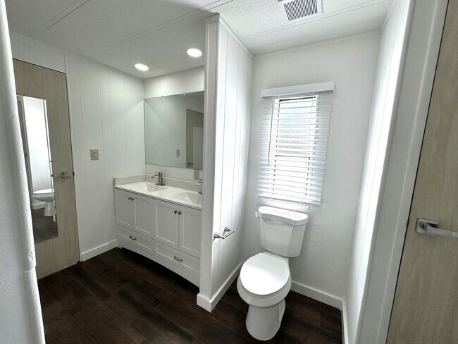 Building Photo - Stunning 2/2 Home in 55+ Leesure Village