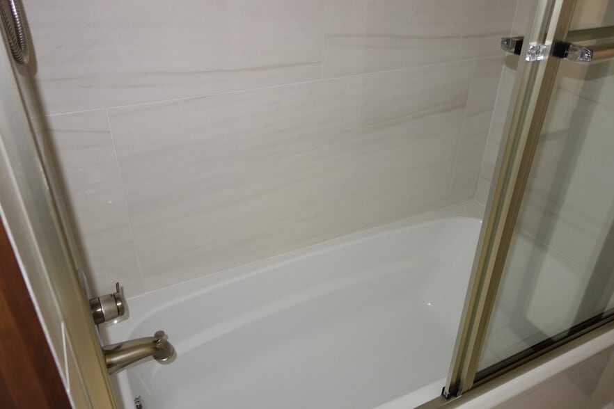 another shared bath view of tub - 3324 E 73rd St