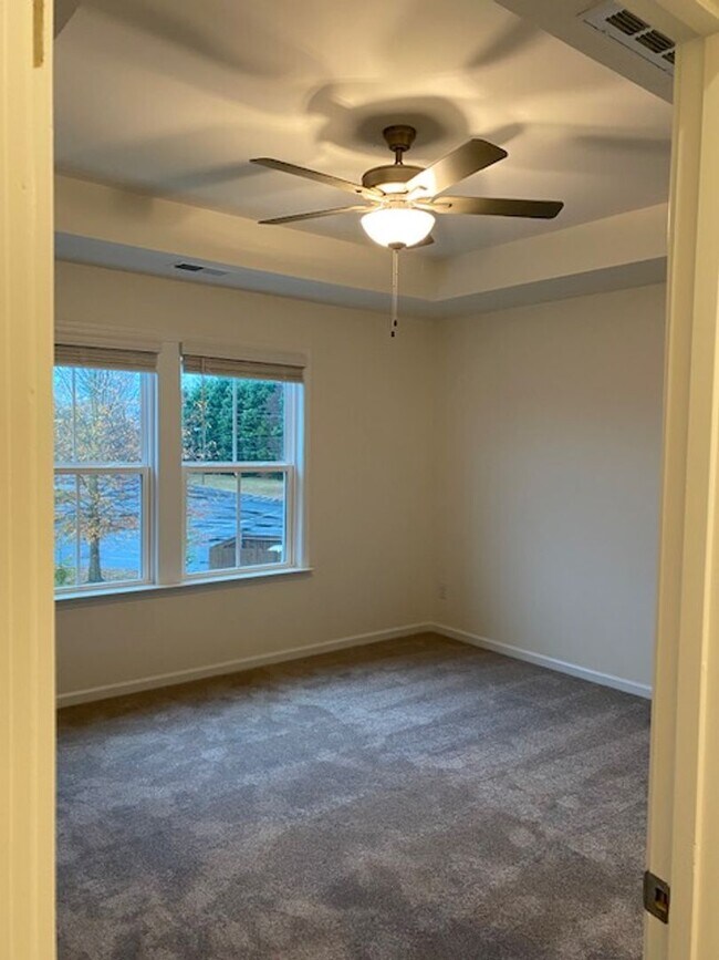 Building Photo - Fantastic 3BR/2.5BA Townhome located in Th...
