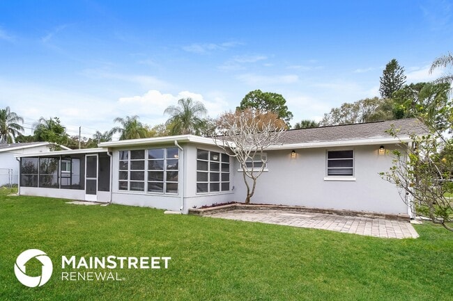 Building Photo - 4215 Tarpon Rd