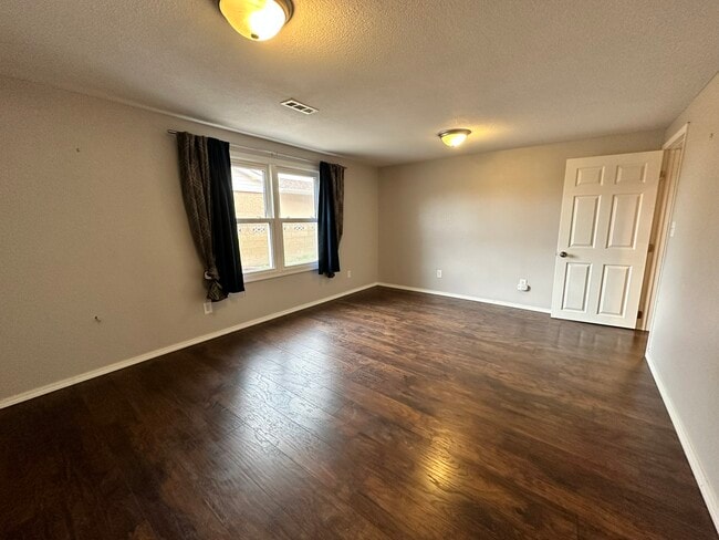 Building Photo - 613 Killarney Dr