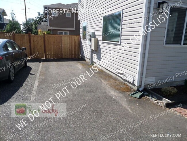 Building Photo - 1516 S Puget Dr