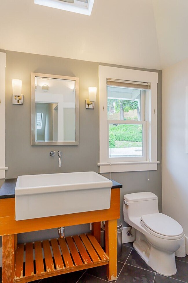 Building Photo - 4bd/2.5ba Seattle Home