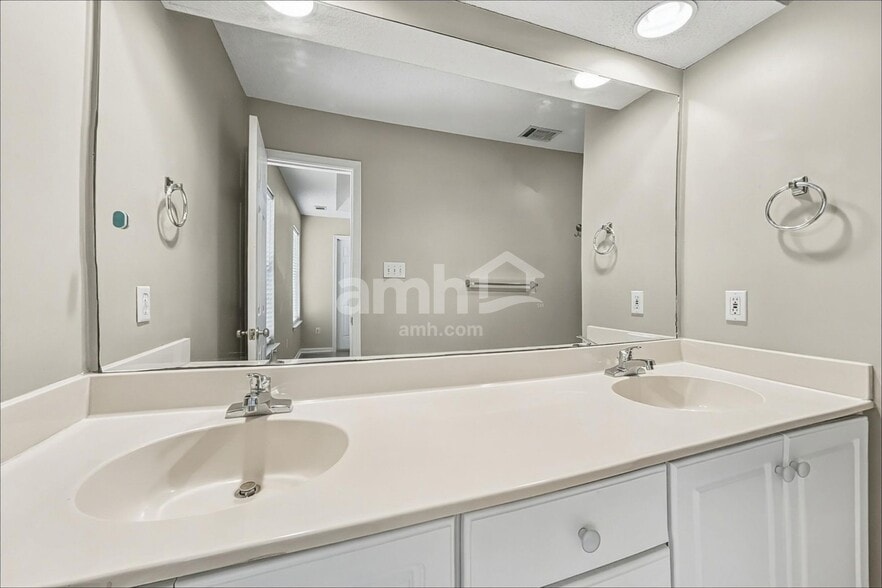 Building Photo - 8 Sandy Pond Ct