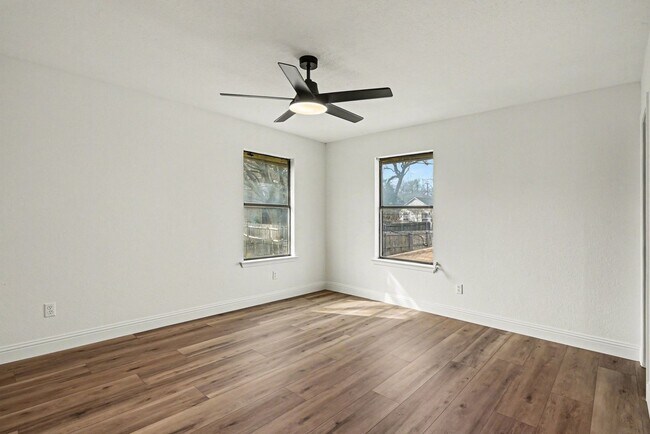 Building Photo - Beautifully updated 2-2.5-2 in Mistletoe Heights, Fort Worth!