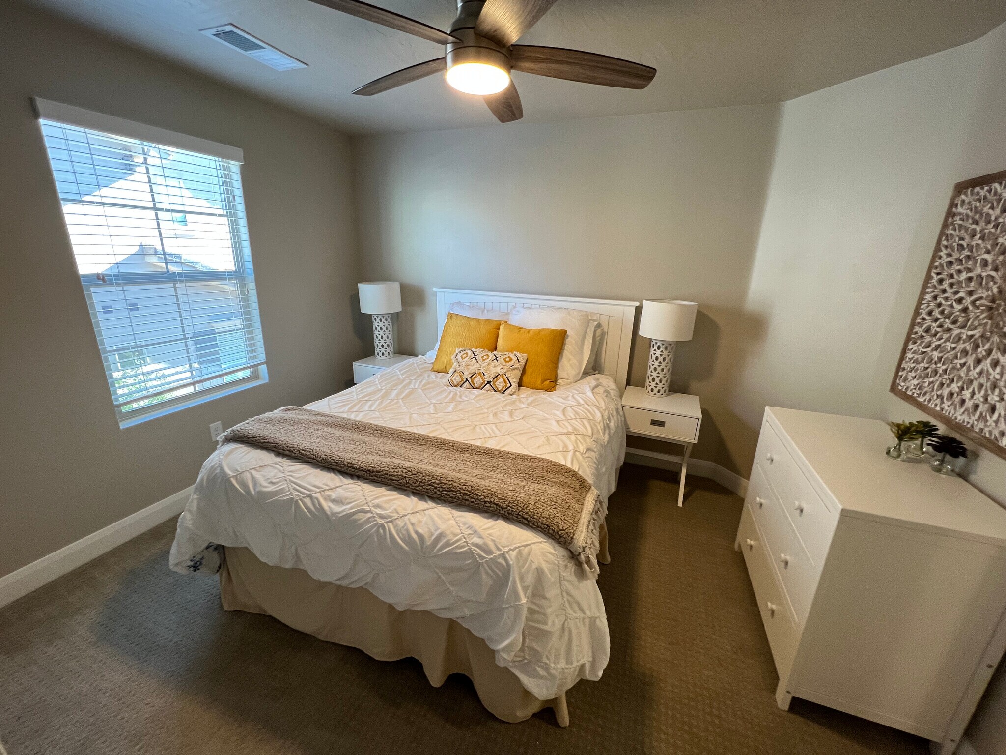 Building Photo - 1911 E Fiesta Ln