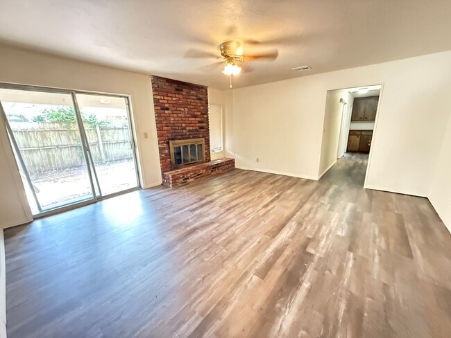 Building Photo - Three bedroom duplex with vinyl flooring. ...