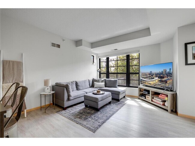 Building Photo - 2565 Franklin Ave