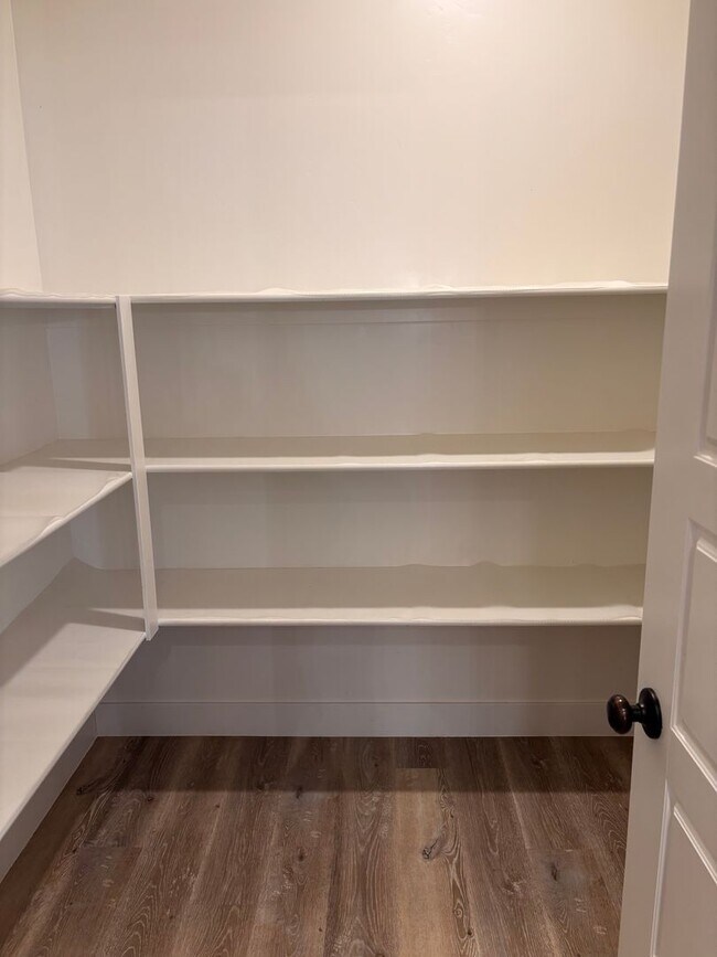 Building Photo - 3 bed plus office / 2.5 bath / 3 car Singl...