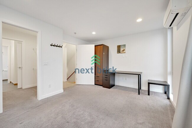 Building Photo - A beautiful 3 bed and 2 bathroom townhouse for rent