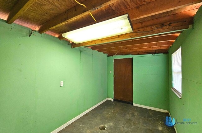 Building Photo - Rare flexible commercial space available for monthly lease on busy Combee Road