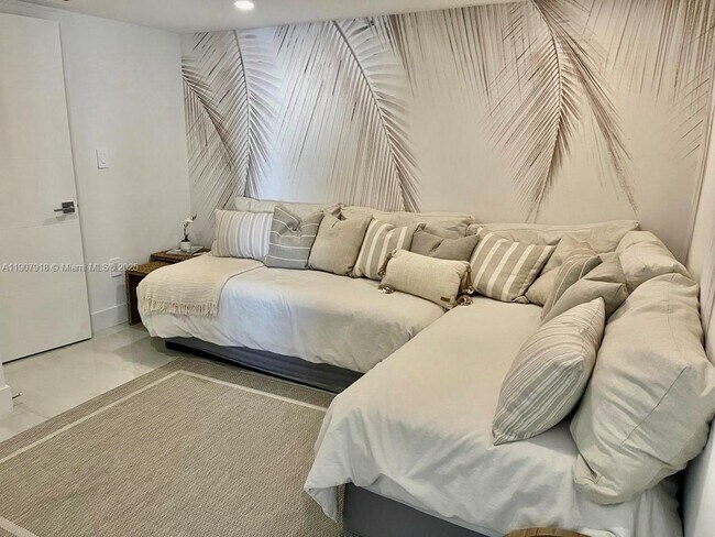 Building Photo - 100 Bayview Dr