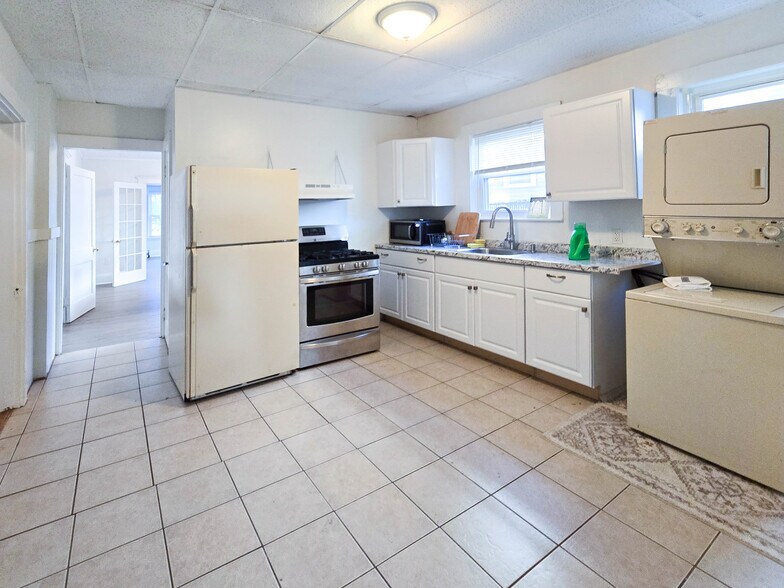 Primary Photo - 63 Pinckney St