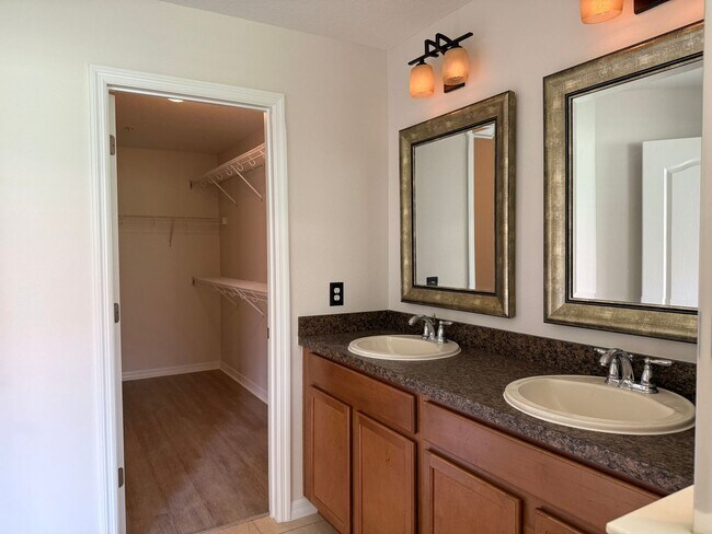 Building Photo - Come and Experience This Townhouse