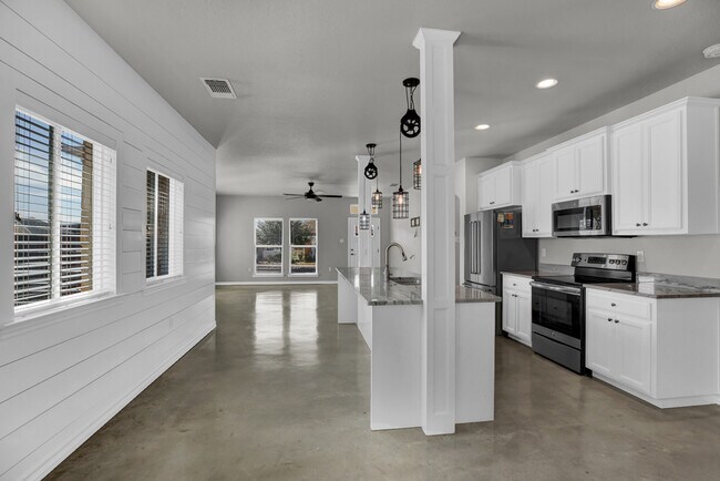 Building Photo - 916 Hudson Ln