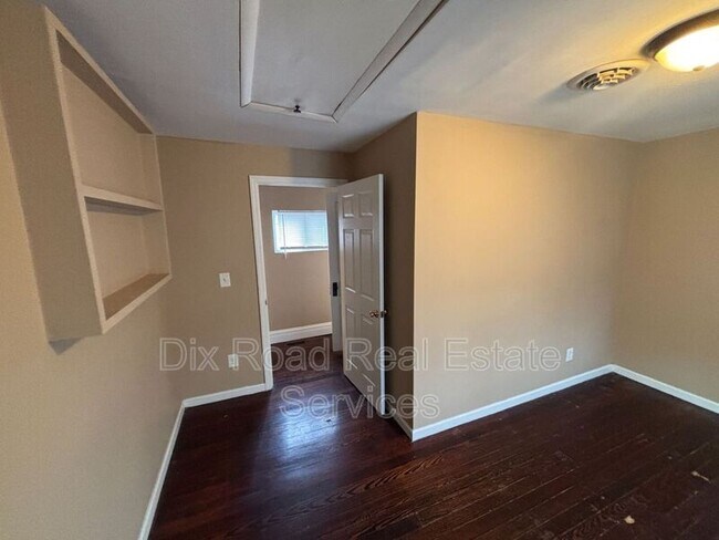 Building Photo - 411 Millikin St