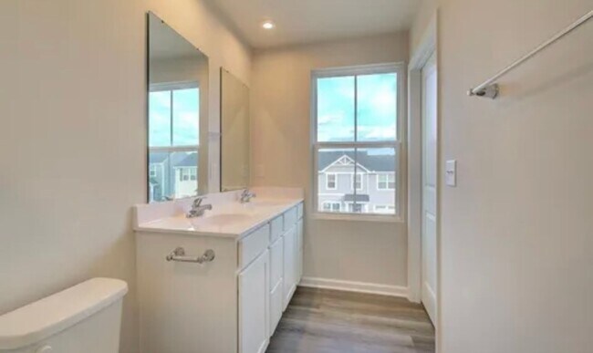 Building Photo - Spacious 4/2.5 Move In Ready Now