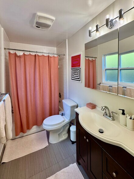 Building Photo - 2127 Kent St