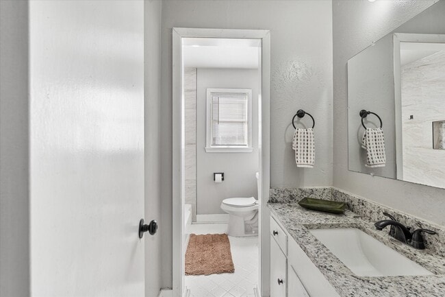 Building Photo - 833 Dutch St