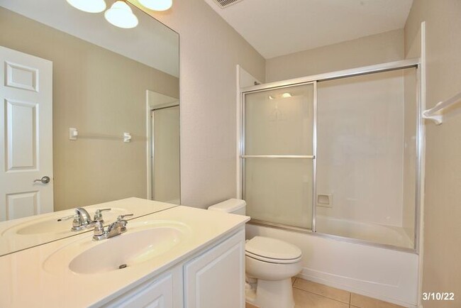 Building Photo - Spacious 2/3.5 Corner Unit Townhome with a...