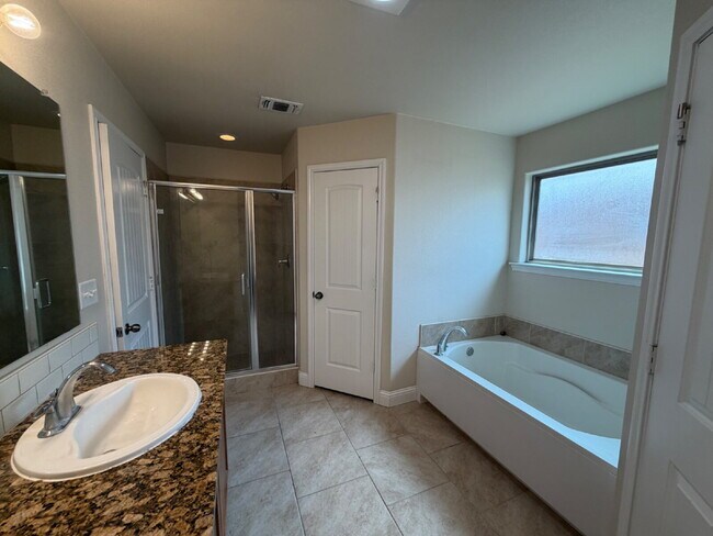 Building Photo - Beautiful Home in Quiet Neighborhood!
