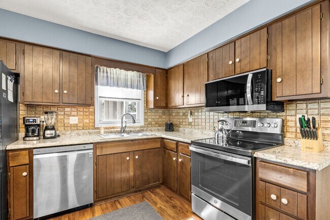 Building Photo - 4 Bed/2 Bath Furnished Single Family Home in Surfside 1 Mile to the Beach By Golf Cart!