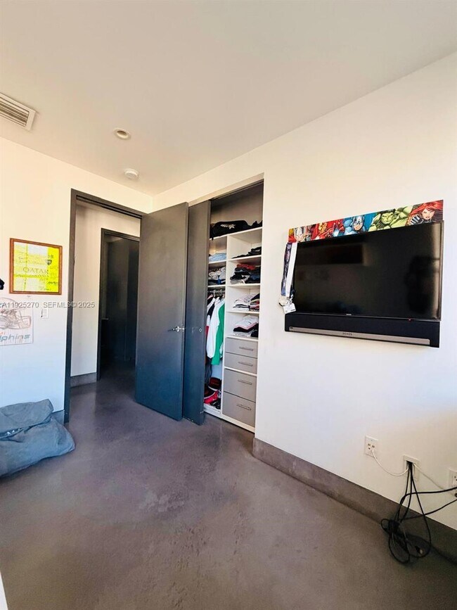 Building Photo - 21025 NE 38th Ave