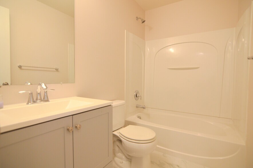 Bathroom #2 with shower/tub - 11696 Palm Desert Pl