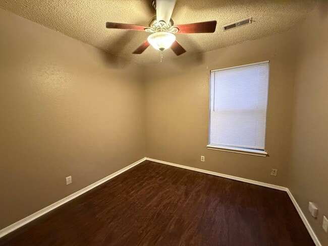 Building Photo - For Rent – 3 Bed | 2 Bath Duplex in Broken Arrow Schools