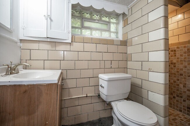 Building Photo - 3 Bedroom/2 bath Single House!! Euclid!!!