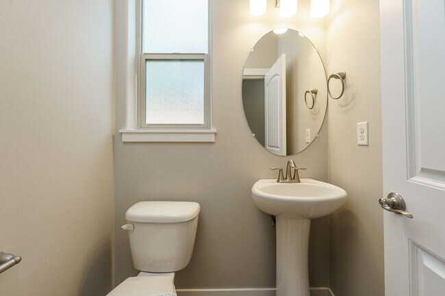 Building Photo - $500 Move In Special  3 Bedroom 2.5 Bath -...