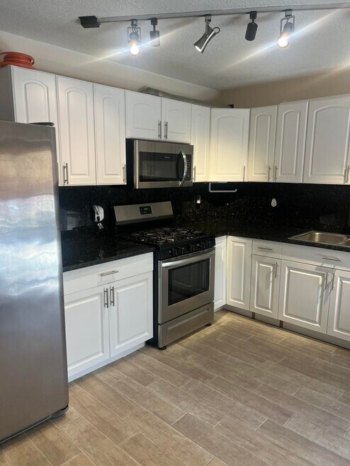 Building Photo - 2318 Waterside Dr
