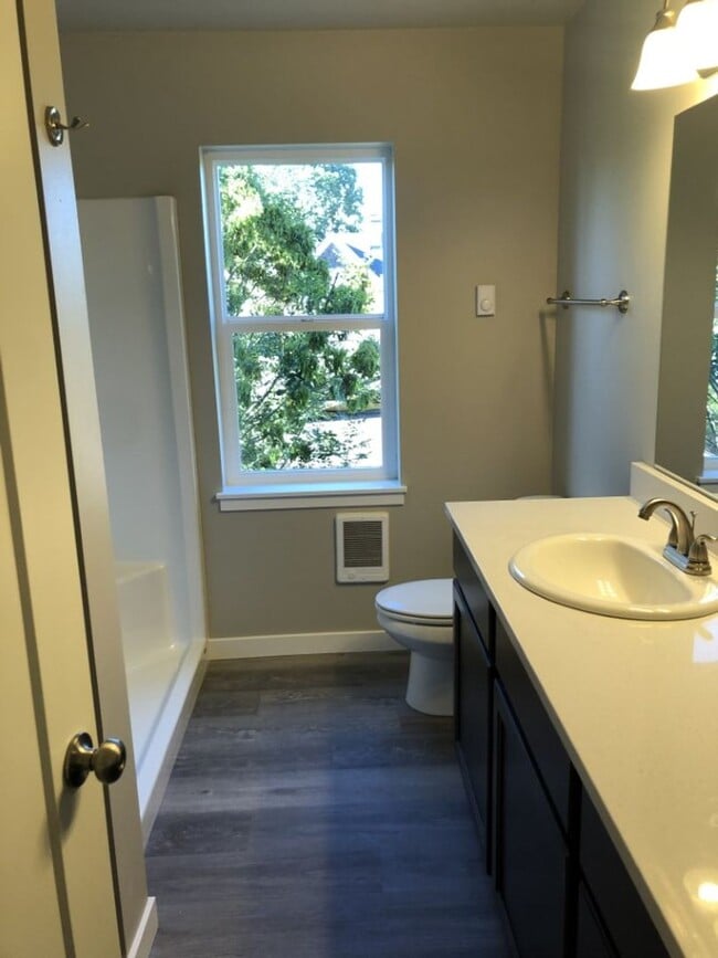 Building Photo - 5 Bedroom, 2.5 Baths Home for Rent, Available in September