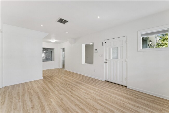 Building Photo - 447 N Phelps Ave