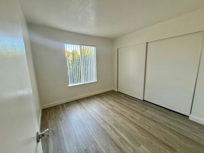 Building Photo - SANTA CLARA - Remodeled unit with patio, two parking spaces, community pool