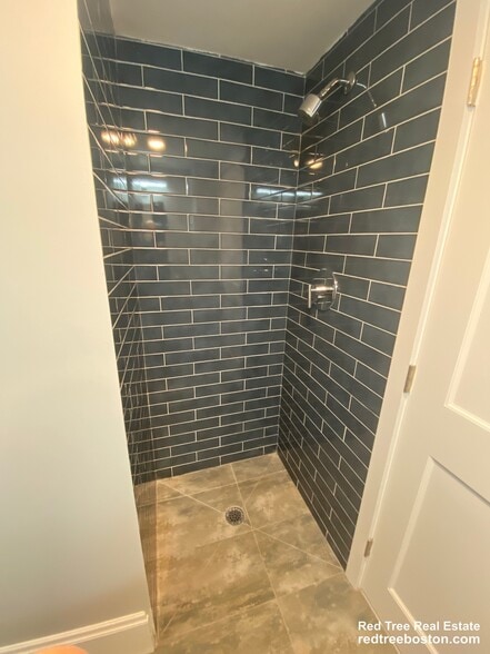 Building Photo - 190 Kelton St