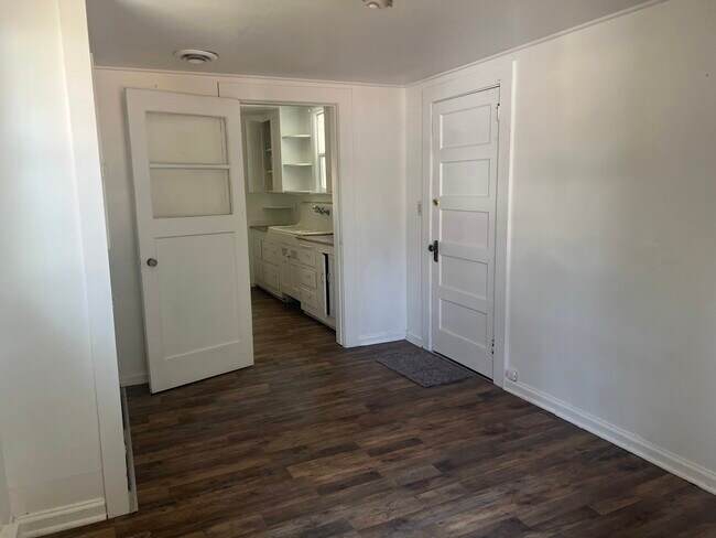 Building Photo - Spacious 2 Bed/ 1 Bath House For Rent!