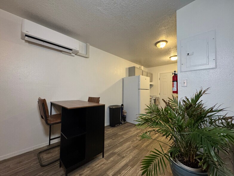 Building Photo - 652 Vancouver Rd SE