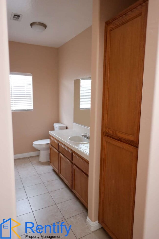 Building Photo - Cute 3/2 SW home in a Cul-de-Sac.