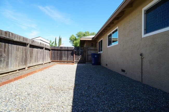 Building Photo - Charming 2 Bedroom, 1 Bathroom Home in Cit...