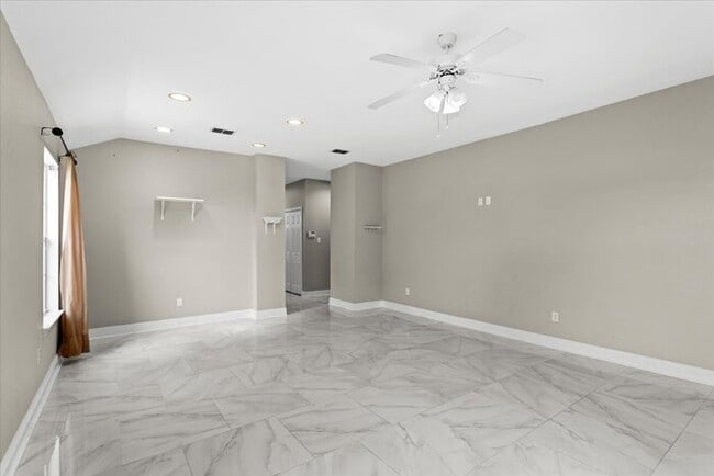 Building Photo - 11027 Oakcrest Dr