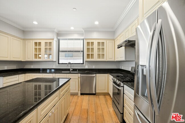 Building Photo - 730 S Marengo Ave