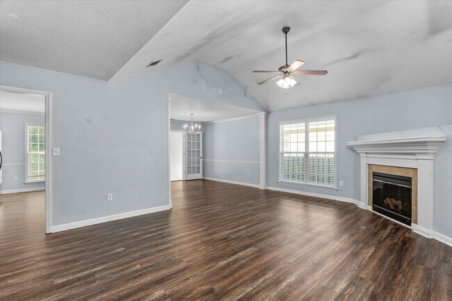 Building Photo - 570 Lory Ln